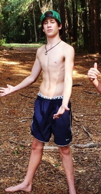 sagginboys:  Hanging out in the woods in the nice Nike shorts, AE waistband and hat on backwards. Nice. :)