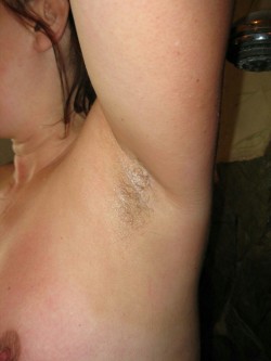 Wow her sweaty hairy armpit looks so tasty