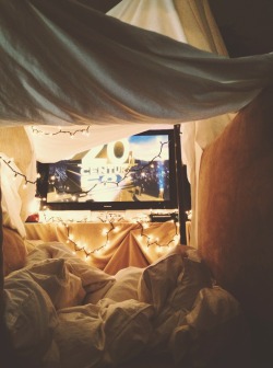 adaytcremember:   amyisraddd:  someone build a blanket fort with
