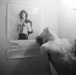  Robert Mapplethorpe in front of his cover for Patti Smith’s Horses, c. 1975 via Homodesiribus 