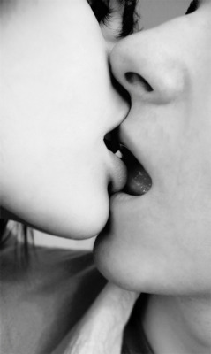 Kiss | via Tumblr en We Heart It. http://weheartit.com/entry/72061581/via/Kendri_Paola