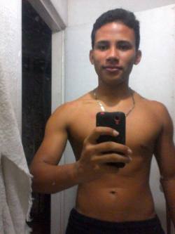 vergas-colombianas:Un morenazo hetero con una rica vergota neduna, mostrandome su cuerpo en el espejo sucio, como me gustan, disfrutenlo.