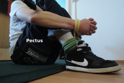 pectus00:  Baggy + sneakers + ropes = my favorite combination ;) 