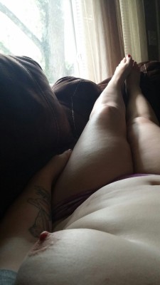sweetkaia:  goodmorning.   Love how this pictures is taken.  Leads you from her succulent breast down her smooth belly and legs.  Right down to her sexy feet and toes.