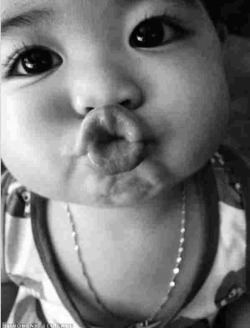 cravehiminallways212:  Quick kiss…💋  So cute&hellip;.💋