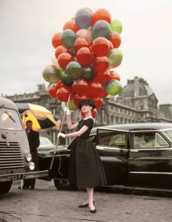 frenchcurious:Audrey Hepburn au Jardin des Tuileries, à Paris, pendant le tournage de Funny Face (1956) - robe de Givenchy - Source Atomic Samba.