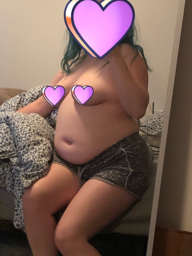 bell-ybb:I may not have look totally stuffed last night but I could barely move to take those pictures. And look how my back is curved from the weight of my belly. Good thing I slept it off in time for work