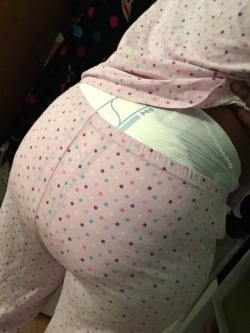 babieprincessxo:  ready for bedtime in my pink jammies (: 