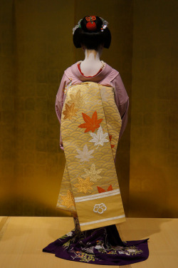 geisha-kai:  Maiko Ryouka - outfit for July 2012 by SELF-UNEMPLOYED on Flickr Her obi was embroidered with maple leaves (golden, red and silver) in a river.