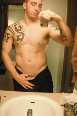 shitilikeandafewofme:  21 Year old straight guy. Colorado Springs, CO. Follow me for more like this!www.shitilikeandafewofme.tumblr.com 