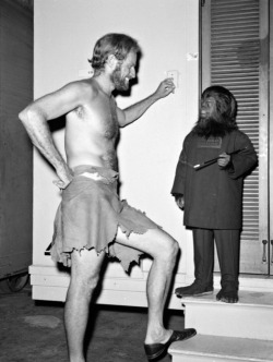 Charlton Heston et Billy Curtis - La Planète des singes (Planet of the Apes), 1968.