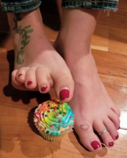 femalefeetonly: sexxximilf68:  Feet Treats for all my pets. What do you think is sweeter that cute little cupcake, or my Beautiful Feet and Lollipop Toes??  #footfetish #footworship #feet #domme #findom #worship #soles #tribute  #mistress #humilation