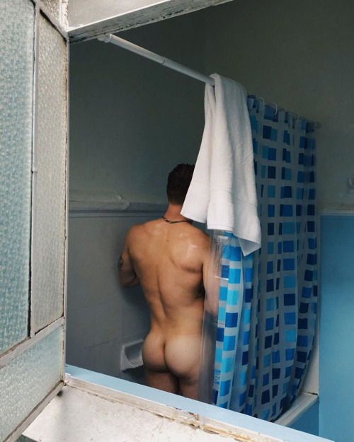 fergie-boy-in-the-family:fergie-boy-in-the-family: BAD DAD REVELATIONS Spying on my son taking a shower doesn’t make me a ‘BAD DAD’? It’s not that he has a problem with me seeing his bare ass. It’s quite the opposite, as he makes a point of