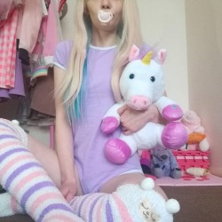 littleforbig:  RepostBy @_babybubblegum:  “Me and daddy has the day off together today so were making home made beef stew, moved the bedroom around and playing play doh! What a fun day! What did you guys do today💜 💜 🌸 Onesie socks and paci