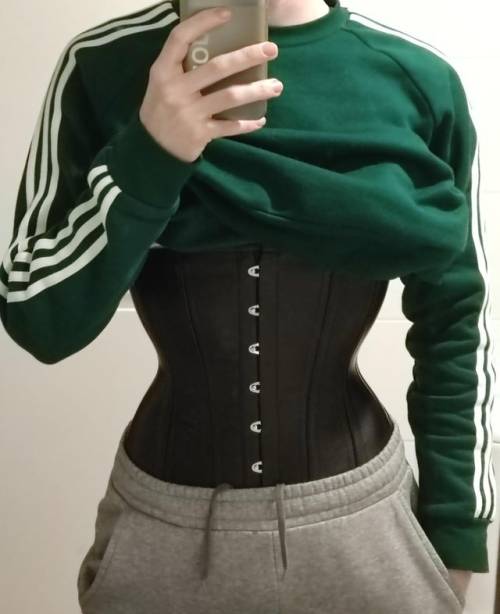 bustiers-and-corsets:  Progress report! 15 days since my first post, I finished the seasoning and can pretty much fully close the corset now!