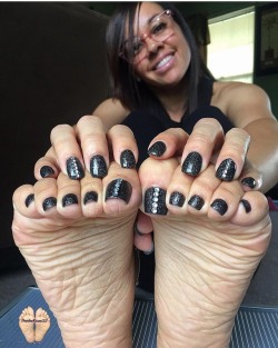 mastershawn18:  The Beautiful @Deedeerican123 &amp; Her Sexy Suckable Toes 😍👅🔥