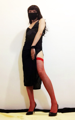 babyppalbum: Black and Red #1 I’ve got this thin, black night gown for a while, I suppose it’s something like satin so it’s soft and smooth. Never actually slept in it but I guess it would feel quite nice. The red fishnets comes with the piece I