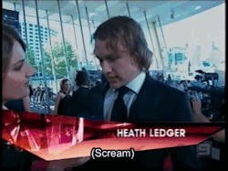 piercingbysaint:  thewhitedamnstripes:   Heath Ledger on the red carpet at Australian Film Institute Awards, Dec. 6th, 2006.  That was truly wild from start to finish.  Best reaction ever 