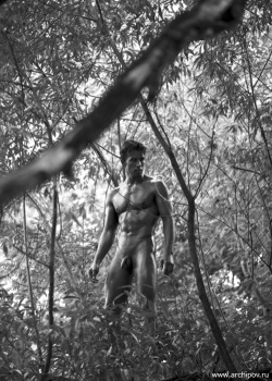 gonakedmagazine:  Meet other male nudists!