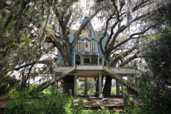treehauslove:  Abandoned Victorian Tree House. A two-story replica of a Victorian-style home which also goes by the name of ‘Honky Ranch’. Located in South East Florida, USA.  