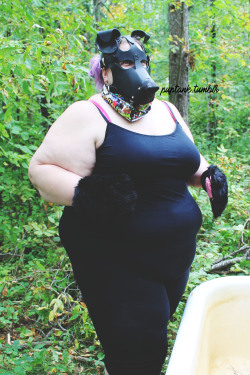 brisketbully:  puptank:  I found a tub, but you can’t take baths in the woods… or can you?taken by @pupbaka  A tub in the woods? Sounds like pup was secretly making moonshine!