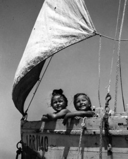 Lesgrandsphotographes-Deactivat:  Les Petites Filles Du Bateau 1961 Par Robert Doisneau
