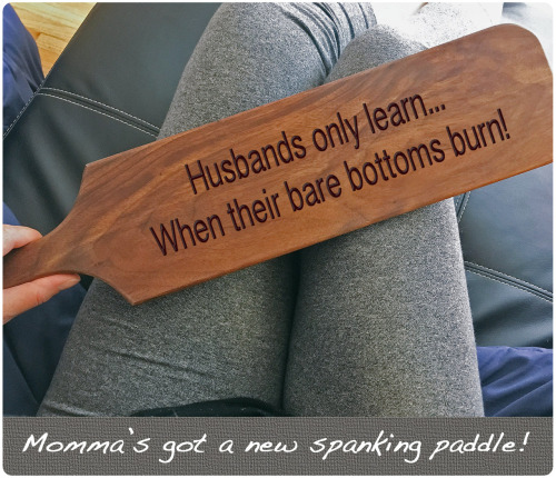 Les maris n'apprennent que&hellip; Quand leurs fesses nues brûlent ! Maman a une nouvelle raquette de fessée !👩‍🍳😈💪🏼📏 . 👩‍🍳😈💪🏼📏 . 👩‍🍳😈💪🏼👇🏼