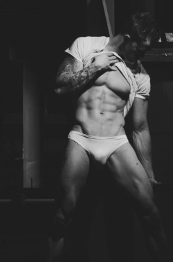 cocktaste:  i love it when a guy like this smells like the gym.  Masculine perfection