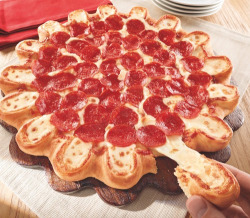 magics-secrets:pizza  I need this in my life~ &lt;3 &lt;3 &lt;3
