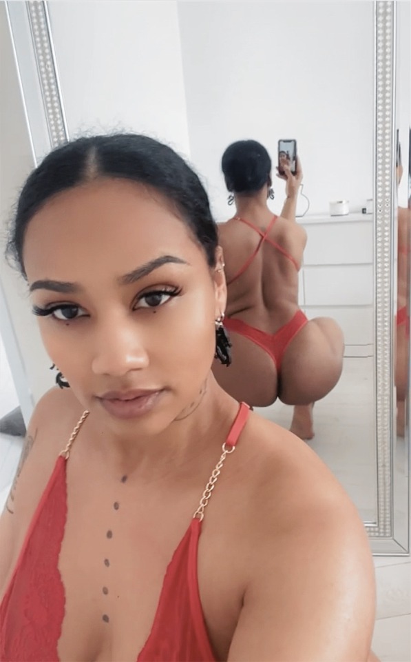 manofpussies:imelda-ohh:Front and back 🌹squat on my face 👅