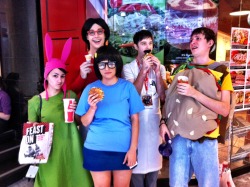 hex-girlfriend:  toolers:   Bob’s Burgers Cosplay via ACParadise   Y E S i think i really wanna be linda for halloween because i’ve got the voice down but like who’s gonna be the rest of the family???  THIS IS AMAZING