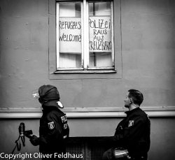 wellegegenvaterstaat:  antifainternational:  Refugees welcome; cops, not so much.  Ganz Berlin hasst die Polizei!