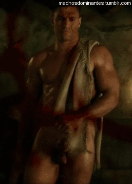 machosdominantes:El actor Manu Bennett de la serie Spartacus. Todo un macho en la arena.