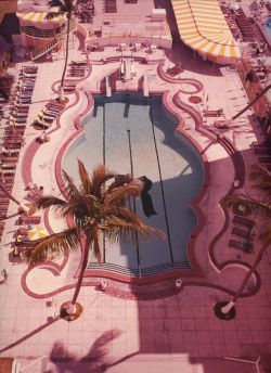 modernizor:  Pink Hotel Swimming Pool from 1950 via lovethispic.com 