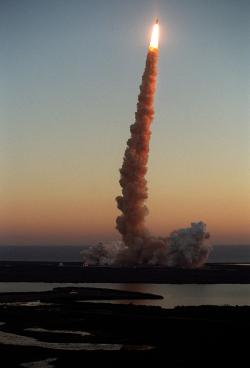 Rubberontheasphault:  Space Shuttle Discovery Launches From Kennedy Space Center
