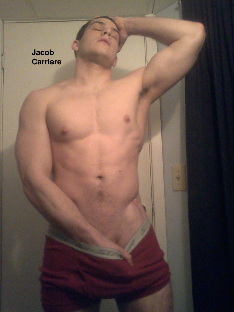 stillhotandexposed:Submission: Cute 22yo guy is not shy about his muscular body,