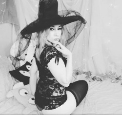 🕸🕸🕸 HAPPY PEPPERWEEN #witch #halloween #witchywitch #canadian #o0pepper0o #blackandwhite #witchhat #witchhunt #piercedgirls #costumes #cosplay #cutegirls  https://www.instagram.com/p/Bo0Hc9cHy1P/?utm_source=ig_tumblr_share&amp;igshid=1ljve9lyi6y9q