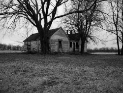 fuckyeahabandonedplaces:   Abandoned farm house in Missouri 