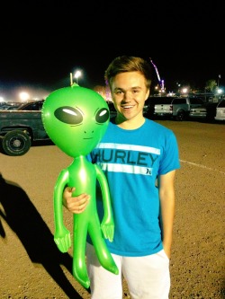 snorlaxatives:  GUYS YESTERDAY I WENT TO THE FAIR AND LOOK WHAT I FUCKING GOT MY VERY OWN DANCING ALIEN  