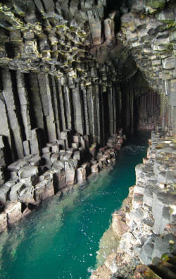 innerbohemienne:  Fingal’s Cave is a sea cave on the uninhabited island of Staff, one of the Inner Hebrides islands skirting the western coast of Scotland. The basalt column structure of the island can be clearly seen, caused by the slow cooling of
