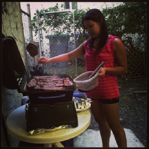 #gf going all boss on the bbq grilling up some maui ribs!