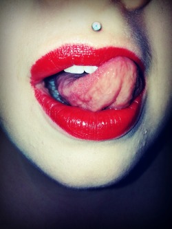 Red lips &frac12;.
