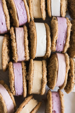 sweetoothgirl:    frozen yogurt cookie sandwiches with brown butter streusel cookies