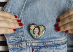 ladidot:https://www.etsy.com/listing/226341457/carrie-brownsteins-brooch/