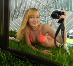 lilholly brought a mirror and an umbrella to the park to capture this set of sexy selfies. That is dedication!