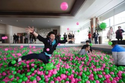 mymodernmet:  China creates the world’s largest ball pit with one million balls, some of which has wishes written on them. Read more on My Modern Met. 