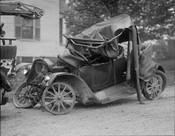 grofjardanhazy:  Car Accidents Photo: Leslie Jones, between 1928-1942