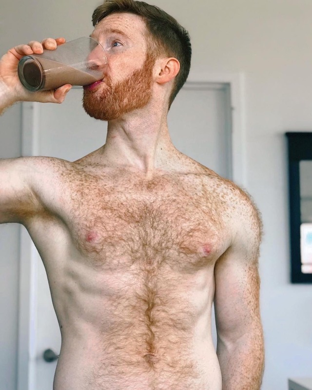 iconfessilovebackhair:brutally-gentlemen:Mmmmmm a freckled red head with hairy shoulders? Yes please! 