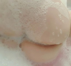 lolipie:  ♡ My big soapy butt in a lush bath. ♡