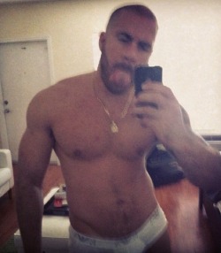 geekkybear:  Sexy fucker… and check out